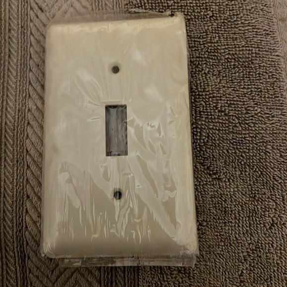 45 single switch switch plates new in plastic with screws cream color bit dusty - Picture 2 of 3